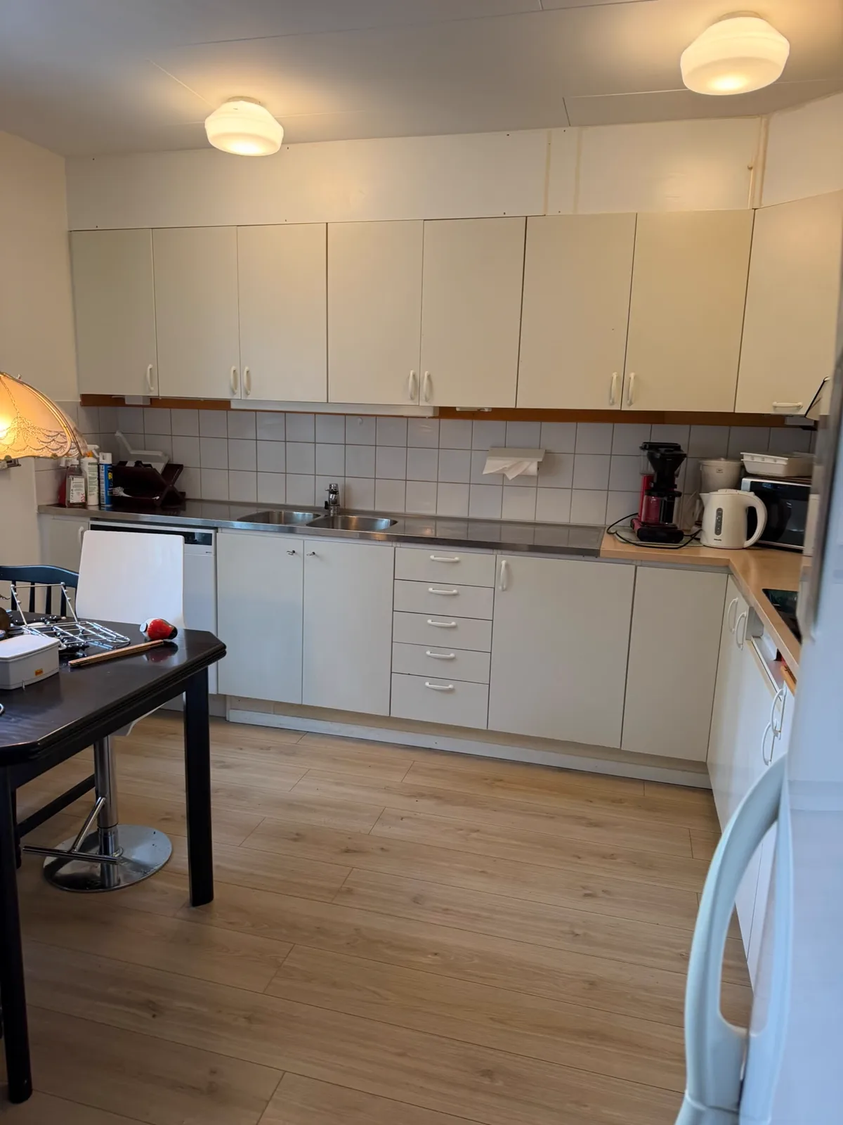 Samma kök efter rengöring med fri diskbänk och rent golv